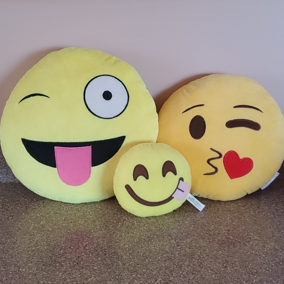 small emoji pillows